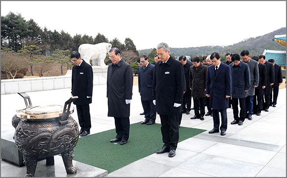 박창명 병무청장과 직원들이 2016년도를 맞아 시무식에 앞서 대전현충원을 방문하여 참배했다. (1월 5일) 