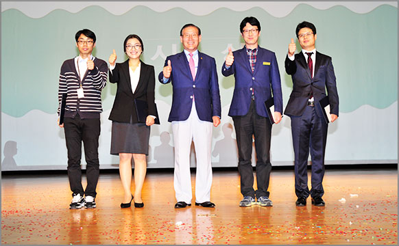 박창명 병무청장(중앙)이 우수 발표 상위 네 개 기관을 표창했다. (10월 20일, 정부대전청사 후생동 강당) 