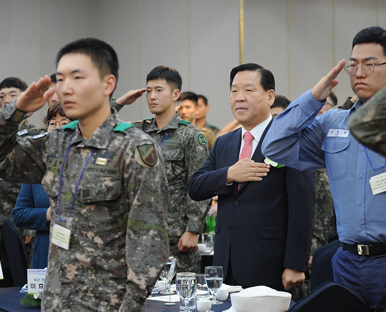 기찬수 병무청장은 대전 유성호텔에서 열린 자원병역이행 병사 초청 행사에 참여해 축하 인사말을 하고 모범병사에게 표창장을 수여했다. (9월 13일, 유성호텔)