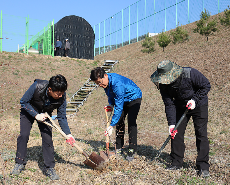 식목행사 김용두 사회복무연수센터 원장 등 직원들이 4일 나무심기를 하고 있다. (4월 4일, 사회복무연수센터)