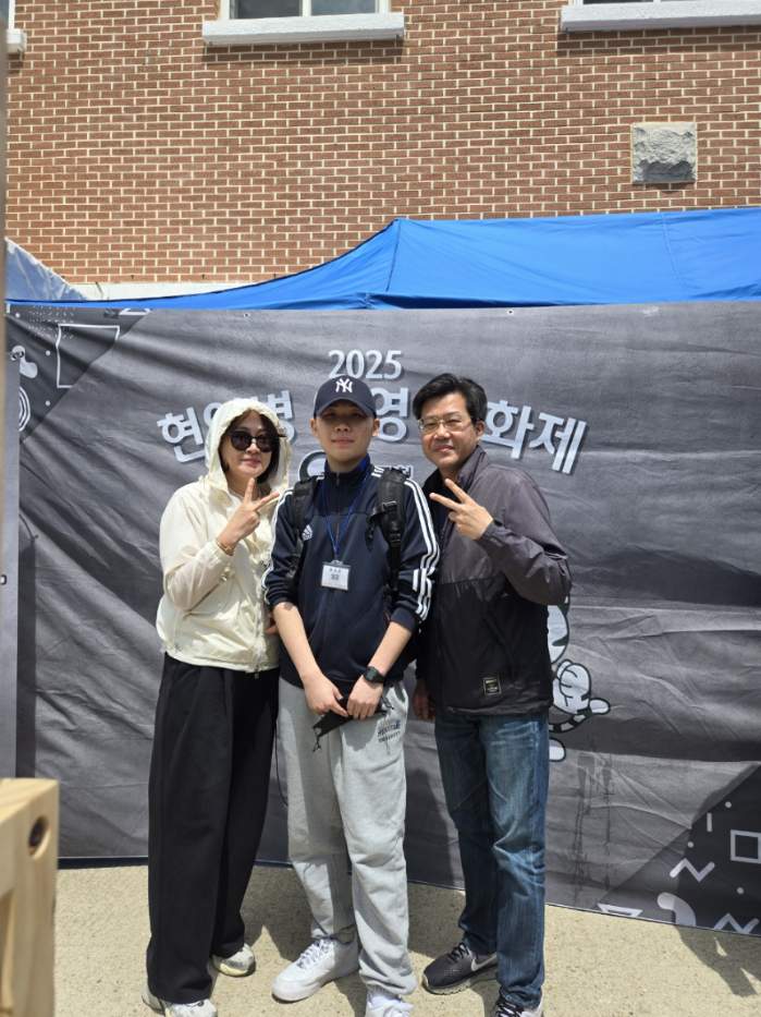 흑백사진관 앞에서 사랑하는 가족들과 함께 홧팅!1