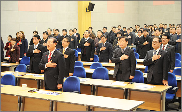 본청 전 직원들이 참석한 가운데 2016년도 시무식을 진행 했다. (1월 5일, 정부대전청사 대회의실) 