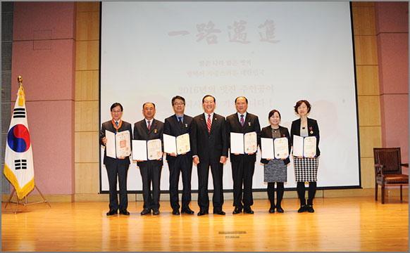 박창명 병무청장이 2015년도 유공 직원을 표창하고 함께 기념촬영을 했다. (1월 5일, 정부대전청사 대회의실) 