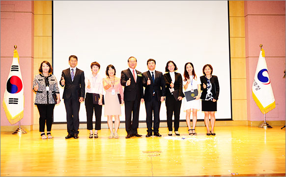 박창명 병무청장(중앙)이 유공 직원을 표창했다. (8월 31일, 정부대전청사 대회의실) 