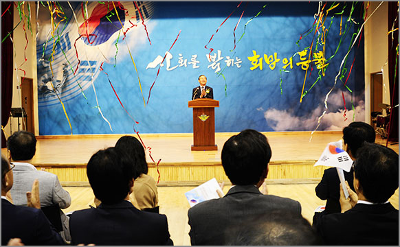 박창명 병무청장을 비롯한 참가자들이 사회복무가를 부르며 이벤트를 진행했다. (9월 22일, 사회복무연수센터 대강당) 