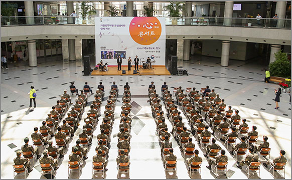 박창명 병무청장이 자원 입영 모범 병사로 선정된 병사 초청 행사를 진행, 병사들과 함께 축하 공연에 참석했다. (10월 6일, 정부대전청사 중앙홀) 