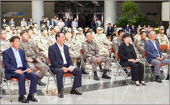 박창명 병무청장(좌측 두번째)이 자원 입영 모범 병사로 선정된 병사 초청 행사를 진행, 병사들과 함께 축하 공연에 참석했다. (10월 6일, 정부대전청사 중앙홀) 