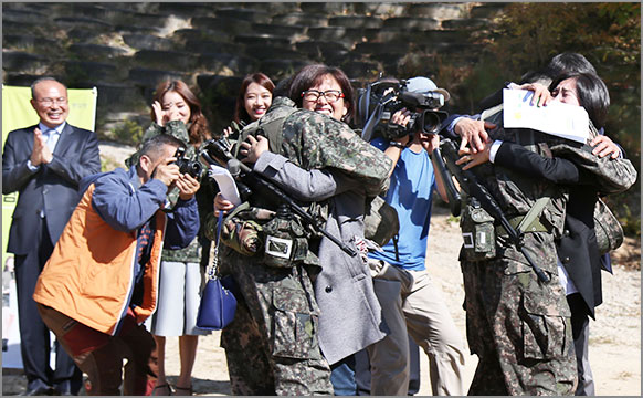 박창명 병무청장과 병무청 홍보대사 미스코리아 진 이민지와 선 김정진 씨등이 최전방 부대를 방문하여 훈련 중인 장병들에게 감사편지와 피자와 음료를 전달하며 격려했다. 장병에게 편지보내기 사연을 받아 선발된 어머니의 깜작 방문 이벤트 장면. (10월 9일, 15사단)  