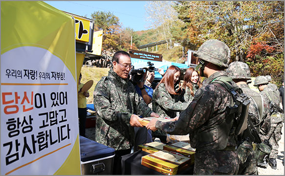 박창명 병무청장과 병무청 홍보대사 미스코리아 진 이민지와 선 김정진 등이 최전방 부대를 방문하여 훈련 중인 장병들에게 감사편지와 피자와 음료를 전달하여 격려했다.(10월 9일, 15사단)  