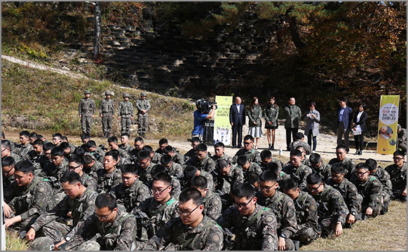 박창명 병무청장과 병무청 홍보대사 미스코리아 진 이민지와 선 김정진 씨등이 최전방 부대를 방문하여 훈련 중인 장병들에게 감사편지와 피자와 음료를 전달하며 격려했다. 장병에게 편지보내기 사연을 받아 선발된 어머니의 깜작 방문 이벤트 장면. (10월 9일, 15사단) 