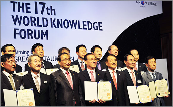 박창명 병무청장(앞줄 중앙)이 제5회 대한민국 지식대상 시상식에서 수상기관 대표들과 함께 기념촬영을 하고 있다. (10월 13일, 신라호텔) 