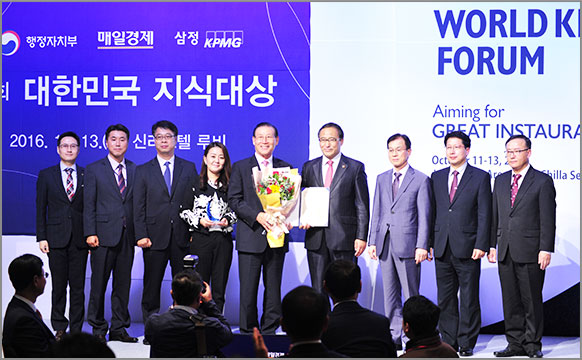 박창명 병무청장(중앙)이 제5회 대한민국 지식대상 시상식에서 대통령상을 받고 관계자들과 함께 기념촬영을 했다. (10월 13일, 신라호텔)  