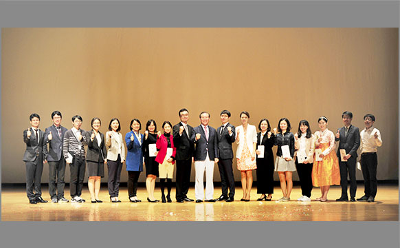 박창명 병무청장이 대회에 참가하여 발표한 직원들을 격려하고 함께 기념촬영을 했다. (10월 20일, 정부대전청사 후생동 강당) 