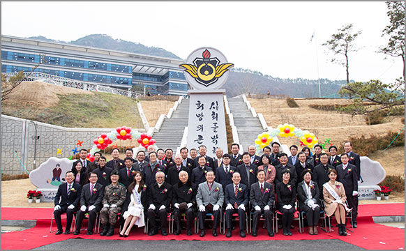 박창명 병무청장과 강광석·김두성 전 병무청장, 정상혁 보은 군수, 병무청 홍보대사 미스코리아 진 이민지, 선 김예린, 전·현 직원 등 참가자들이 사회복무교훈탑 제막식에서 기념촬영을 했다. (12월 7일, 사회복무연수센터 대강당)