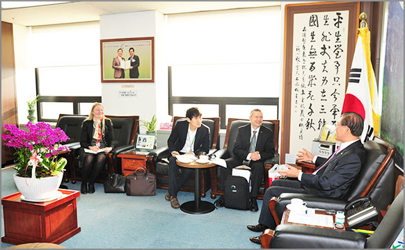 핀란드 사회복무센터장 일행, 박창명 병무청장과 관련 업무에 대하여 대담했다. (12월 21일, 접견실) 
