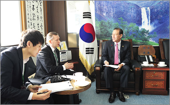 핀란드 사회복무센터장 일행이 방문, 박창명 병무청장과 관련 업무에 대하여 대담했다. (12월 21일, 접견실) 