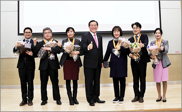 박창명 병무청장(중앙)이 2016년 유공 직원을 표창했다. (12월 23일, 사회복무연수센터 중강당)
