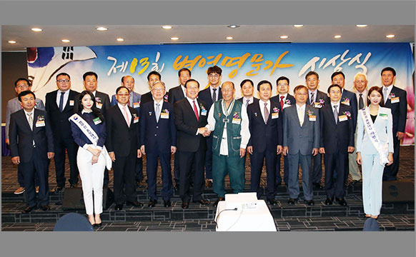  2016년도 병역명문가를 선정하여 대통령상을 비롯한 부문별 시상을 하였다. 
박창명 병무청장과 수상자 가문 대표들의 기념촬영 장면. (5월 27일, 세종문화회관) 