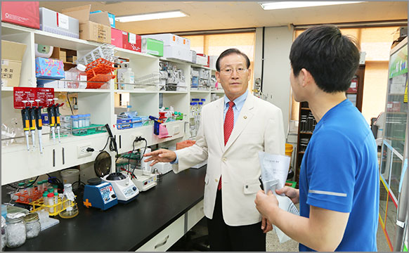 박창명 병무청장이 국립경상대학교를 방문하여 전문연구요원 복무 현장을 참관하였다. (6일 10, 경상대학교)