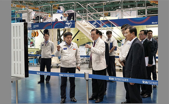 박창명 병무청장(좌측 두번째)이 산업기능요원을 격려하고 생생한 현장의 목소리를 청취하기 위해 병역지정업체를 방문, 관계자로부터 산업기능요원들의 복무 현황 설명을 들었다. (6월 10일, 한국항공우주산업(주))