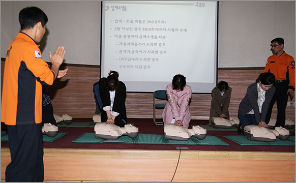 직원들의 응급상황 대처능력의 향상을 위해 전 직원을 대상으로 심폐소생술 교육을 실시했다. (4월 15일, 대전남부소방서) 