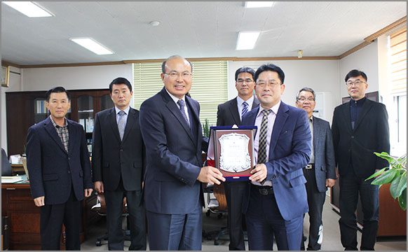 병역이행특별가족찾기에서 금상에 선정된 이교진 가문에게 상패를 수여하고 축하와 감사의 마음을 전했다. (11월 3일, 청장실)  