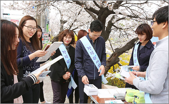 충북병무청 연구모임 회원, 병무기자단 등 직원들은 무심천에서 서원대학교에 이르는 벚꽃길에서 시민과 대학생을 대상으로 청렴캠페인을 진행했다. (4월 8일, 청주 무심천) 