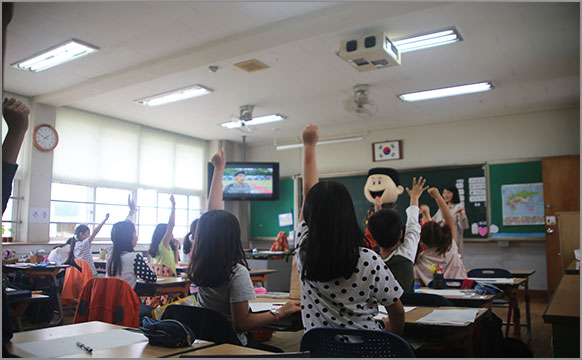 어린이에게 나라사랑의 마음을 심어주고 군장병들에게 응원의 계기를 마련하기 위해 우암초등학교를 방문하여 「제6회 어린이 그림․글짓기」행사를 가졌다. (5월 10일) 