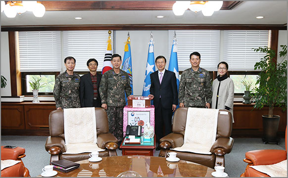 군 장병의 노고에 대한 감사와 격려의 마음을 담은 편지 3천여 통과 위문품을 공군 부대에 전달했다. (11월 14일, 공군교육사령부) )  