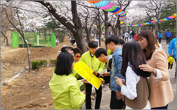 인천병무지청과 블로그(청춘예찬) 기자단 합동으로 부천 도당산 벚꽃 축제장 현장에 방문하여 시민들을 대상으로 취업맞춤특기병, 병역명문가 제도를 알리는 행사를 진행했다. (5월 10일) 