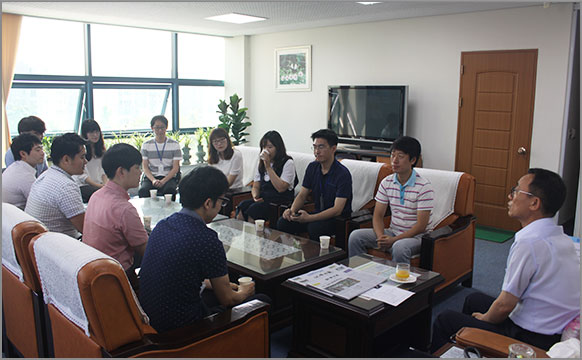 김창진 지청장이 7급 이하 직원들과 새 출발과 희망을 다지는 소통과 화합의 공감 토크를 진행했다. (7월 13일, 지청장실)  