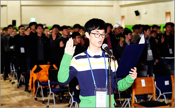 사회복무연수센터 준공 후 첫 교육에 참가한 사회복무요원들이 입교식을 하고 있다. (3월 7일, 대강당)