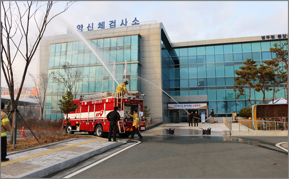 인근 소방관서 119안전센터와 합동으로 전 직원이 화재ㆍ응급 상황 발생 시에 신속한 대응체계를 구축하기 위한 합동 소방훈련을 실시했다. 
(11월 23일, 중앙신체검사소) 