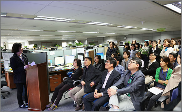 직원들의 실무 경험을 토대로 ‘나도 강사’가 되어 각자의 분야에 대해 발표, 현장 노하우를 공유했다. (4월 19일, 병무민원상담소) 