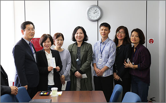 상담 실적이 우수한 팀과 직원들에게 상품권을 수여하여 격려했다. (10월 13일, 병무민원상담소) 