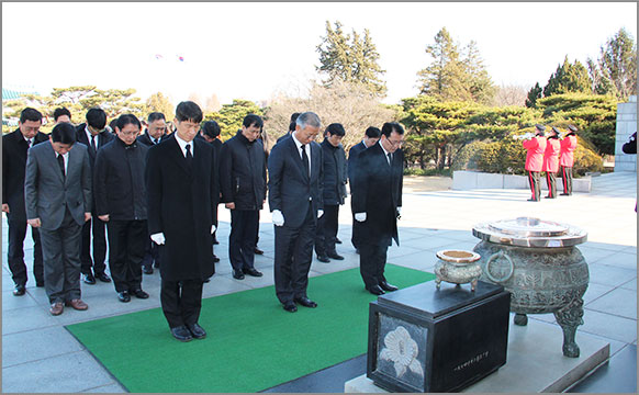 이상진 청장이 직원들과 함께 국립현충원을 방문하여  묵념하고 있다. (1월 4일)