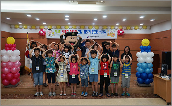 ‘튼튼한 대한민국 그 시작은 나라사랑하는 작은 마음에서’라는 주제로 열린 제6회 병무청 어린이 그림·글짓기 공모전시상식에서 수상자들에게 상장 및 부상을 수여했다. (7월 26일, 대회의실)