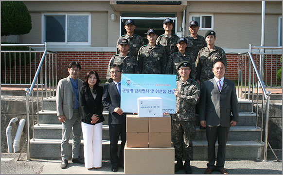 “군 장병에게 감사편지 보내기” 캠페인을 통해 접수된 편지와 엽서 등을 위문품과 함께 군부대에 전달하였다. (10월 14일, 육군 제53보병사단) 