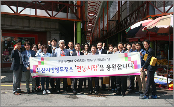 지역 전통시장 활성화를 위해 망미중앙시장과 자매결연을 맺고 정기적으로 장보기 행사를 가졌다. (5월 11일, 망미중앙시장) 