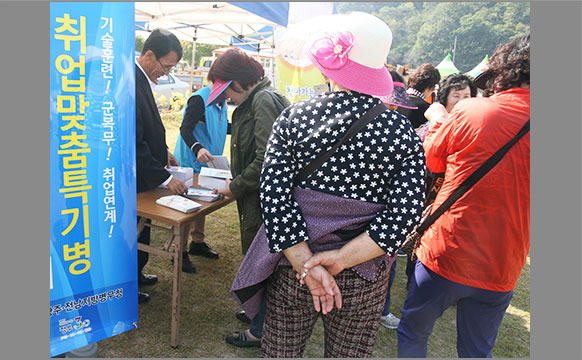 군 필요 전문인력을 적기에 충원하기 위해 장성군 “노란 꽃 잔치” 축제장를 방문하여 1:1 맞춤식 모집병 홍보 및 찾아가는 병무상담을 실시했다. (10월 19일)