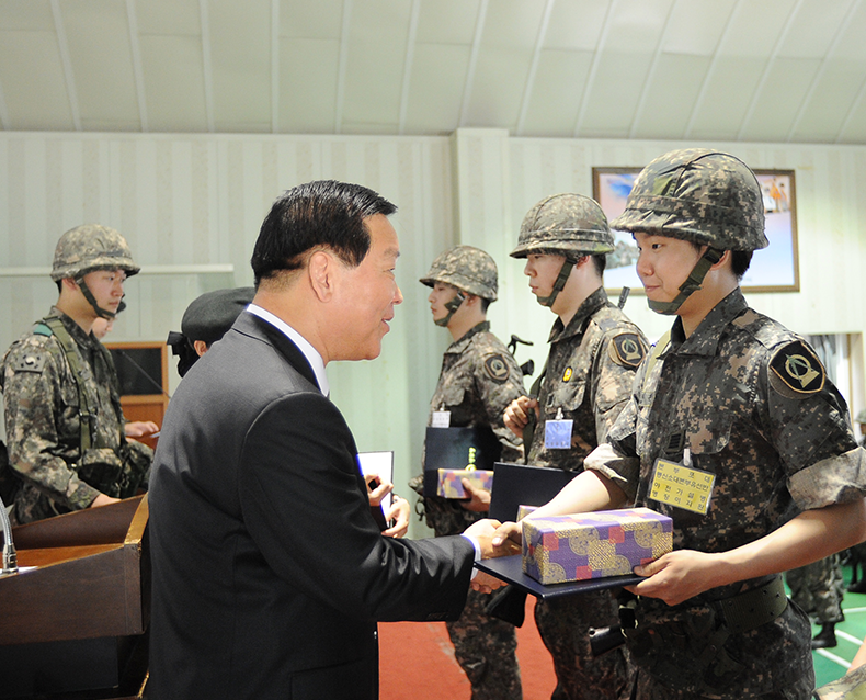 기찬수 병무청장은 육군 제72사단 동원훈련장을 방문하여 입소한 동원훈련 예비군들을 격려하고 모범예비군에게 표창을 수여했다. (5월 28일, 육군 제72사단 동원훈련장)
