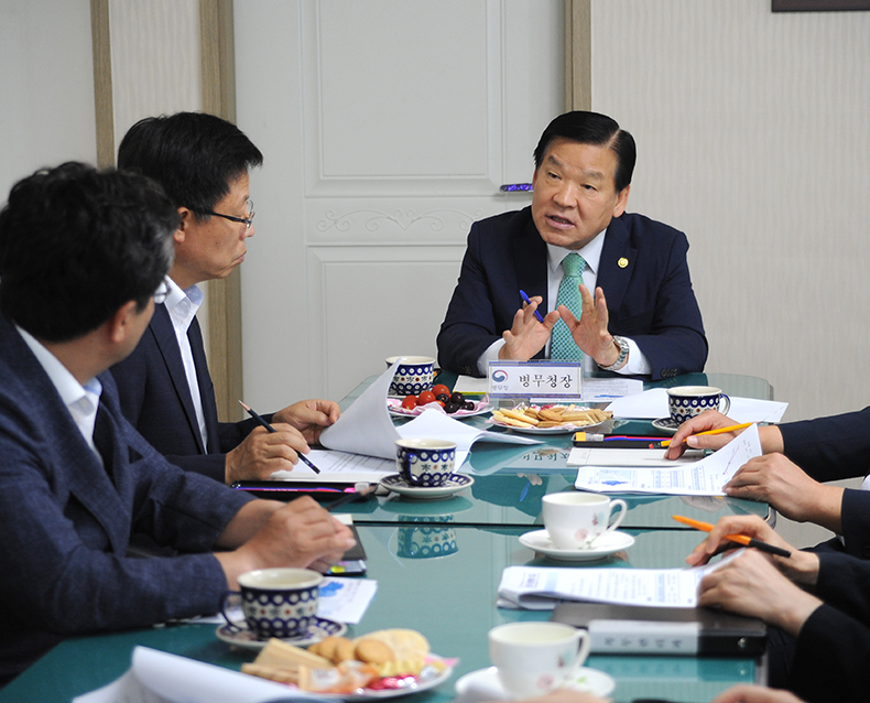 기찬수 병무청장은 박두용 한국산업안전보건공단 이사장과 업무협약을 체결하고 직원들과 간담회를 했다. (7월 11일, 울산복무관리센터)