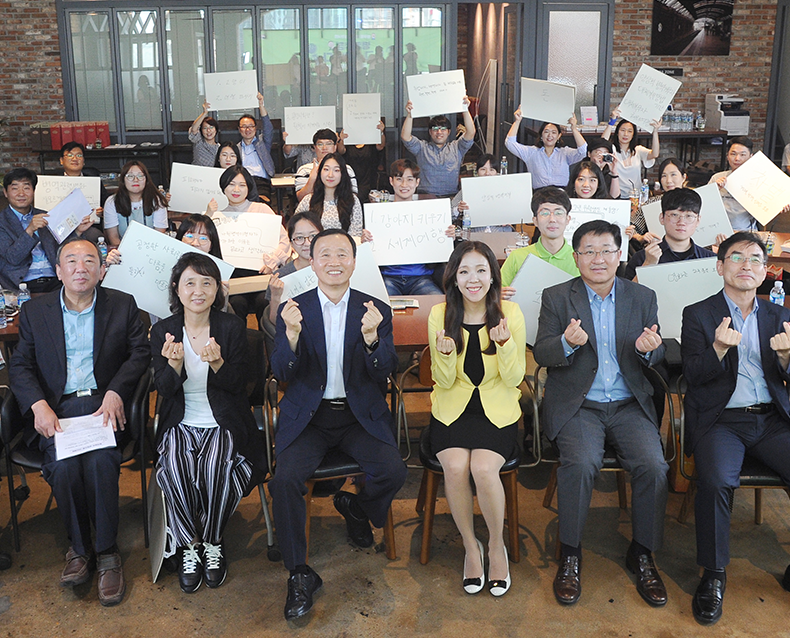 김태화 병무청 차장은 신촌에서 대학생, 정부 정책기자단, 아들을 군에 보낸 부모 등 30여명을 대상으로 공정사회 그리고 공정병역을 주제로 토크콘서트를 진행했다. (8월 31일, 서울 신촌)