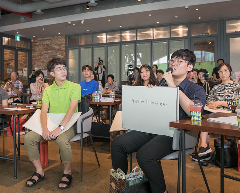 김태화 병무청 차장은 신촌에서 대학생, 정부 정책기자단, 아들을 군에 보낸 부모 등 30여명을 대상으로 공정사회 그리고 공정병역을 주제로 토크콘서트를 진행했다. (8월 31일, 서울 신촌)