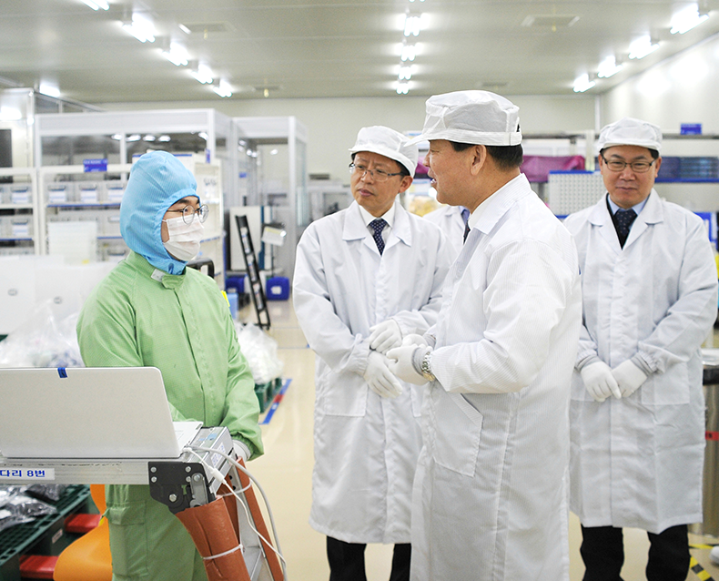 
기찬수 병무청장은 충남 아산시에 위치한 병역지정업체 (주)디바이스이엔지를 방문해 근무 중인 산업기능요원과 대화를 나누고 격려했다.
(2월 27일, 디바이스이엔지)