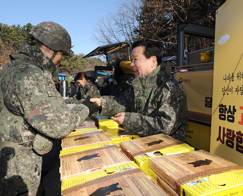 기찬수 병무청장은 강원 삼척시 육군 제23사단을 방문해 위문품 및 감사편지를 전달하고 장병들에게 간식을 나누어주며 격려하는 시간을 가졌다. (12월 14일, 육군 제23사단)