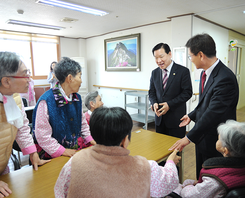 
기찬수 병무청장은 애명노인요양원에 방문하여 어르신들을 위문하고, 복무중인 사회복무요원을 격려하는 등 애로사항을 청취했다. (3월 29일, 애명노인요양원)