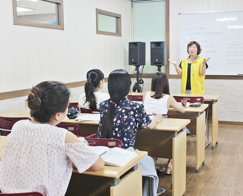 강원청은 춘천다문화지원센터를 방문하여 우리나라 병역제도를 소개하고 병무퀴즈를 진행하는 등 다양한 홍보활동을 펼쳤다. 특히 다문화 수강생의 이해를 돕기 위해 러시아, 베트남어로 리플릿을 만들어 큰 호응을 받았다. (8월 16일, 춘천다문화지원센터)