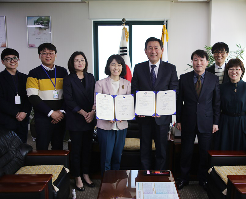 충북지방병무청은 병역의무자의 정신건강 증진을 도모하고 지역사회와 함께 행복한 사회를 조성하기 위하여 정신건강보건센터와 ‘정신건강UP 행복UP' 업무협약을 체결했다. (4월 11일, 충북지방병무청)