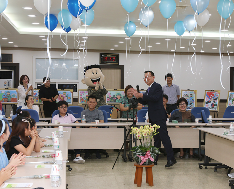 이계용 경남지방병무청장은 어린이들의 나라사랑 하는 마음을 널리 알리고 병역이 자랑스러운 사회분위기를 만들기 위해 자체 시상식을 개최하였다. (7월 27일, 대회의실)